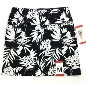 S.C.&Co Golf Skort Size M 18" Pull-On Floral Print Pockets Tummy Control Stretch